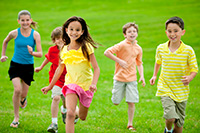 Kinder spielen Fussball