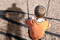Junge auf Schaukel
